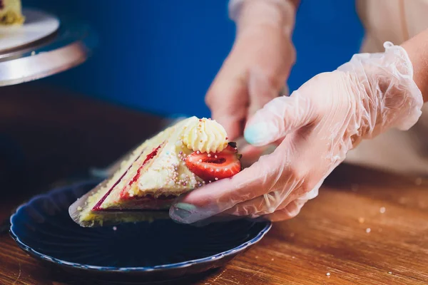 Bolo de sorvete de baunilha com morango na macro superior . — Fotografia de Stock