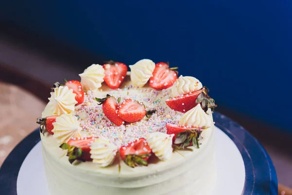Gâteau à la crème glacée vanille avec fraise sur le dessus macro . — Photo