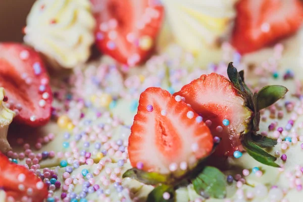 Tarta de helado de vainilla con fresa en la macro superior . —  Fotos de Stock
