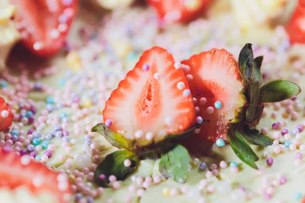 トップマクロにイチゴとバニラアイスクリームケーキ. — ストック写真