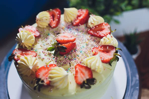 Vanilleeis-Kuchen mit Erdbeere obendrauf. — Stockfoto