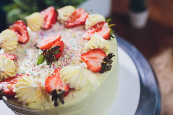 Gâteau à la crème glacée vanille avec fraise sur le dessus macro . — Photo