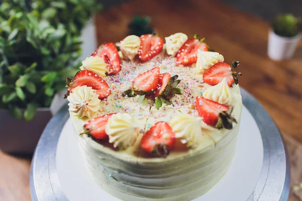 Vanilleeis-Kuchen mit Erdbeere obendrauf. — Stockfoto