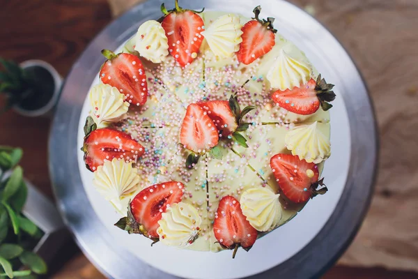 Bolo de sorvete de baunilha com morango na macro superior . — Fotografia de Stock