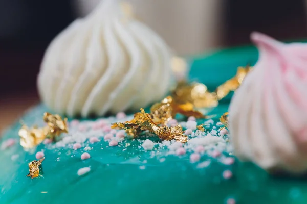 Pastel de mousse francés moderno con esmalte espejo verde. Imagen para un menú o un catálogo de confitería . —  Fotos de Stock