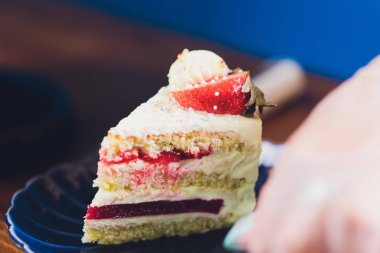 Üst makro çilek ile Vanilyalı dondurma kek.