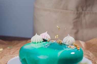 Modern Fransız mousse kek yeşil ayna sır ile. Bir menü veya bir şekerleme katalog için resim.