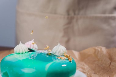 Modern Fransız mousse kek yeşil ayna sır ile. Bir menü veya bir şekerleme katalog için resim.