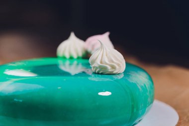 Modern Fransız mousse kek yeşil ayna sır ile. Bir menü veya bir şekerleme katalog için resim.