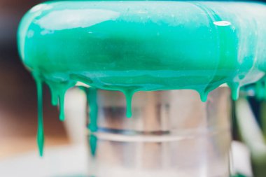 Mousse yoğurt kek. Kızlar aşçı ve creat çizimi Mus kek üzerine. Donmuş ayna kek üzerine krema. Mutfak başyapıtları.