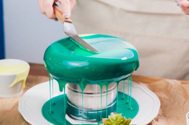 Mousse yoğurt kek. Kızlar aşçı ve creat çizimi Mus kek üzerine. Donmuş ayna kek üzerine krema. Mutfak başyapıtları.