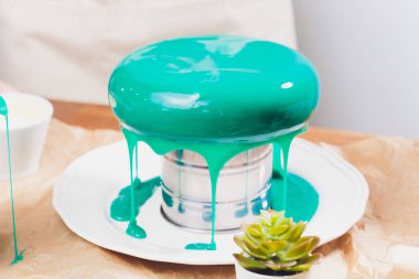 Mousse yoğurt kek. Kızlar aşçı ve creat çizimi Mus kek üzerine. Donmuş ayna kek üzerine krema. Mutfak başyapıtları.