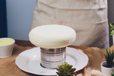 Şekerlemeci mutfakta şekerleme çantası ile bir düğün pastası yapar.