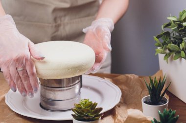 Şekerlemeci mutfakta şekerleme çantası ile bir düğün pastası yapar.