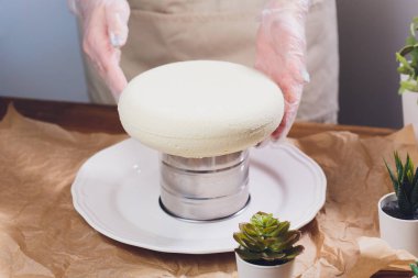 Şekerlemeci mutfakta şekerleme çantası ile bir düğün pastası yapar.