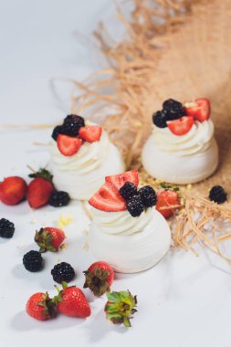 Tatlı bir beze krema ile üzerinde çilek ile.