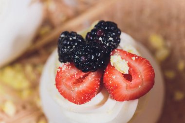 Tatlı bir beze krema ile üzerinde çilek ile.