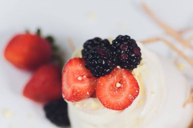 Tatlı bir beze krema ile üzerinde çilek ile.