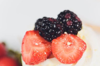 Tatlı bir beze krema ile üzerinde çilek ile.