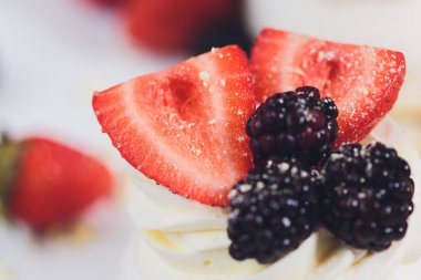 Tatlı bir beze krema ile üzerinde çilek ile.