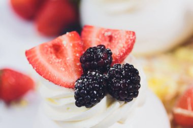 Tatlı bir beze krema ile üzerinde çilek ile.