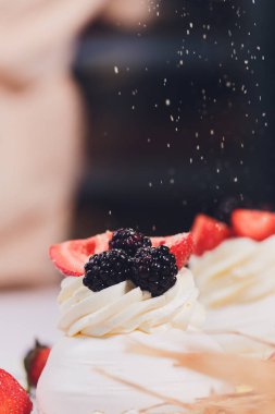 Tatlı bir beze krema ile üzerinde çilek ile.