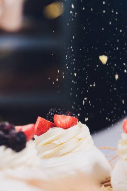 Tatlı bir beze krema ile üzerinde çilek ile.
