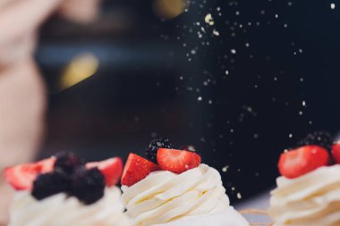 Tatlı bir beze krema ile üzerinde çilek ile.