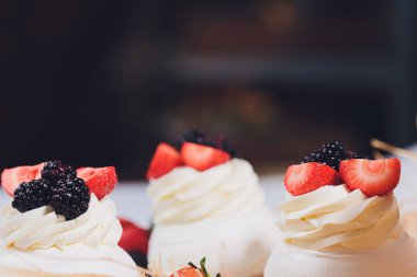 Tatlı bir beze krema ile üzerinde çilek ile.