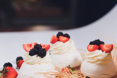 Tatlı bir beze krema ile üzerinde çilek ile.