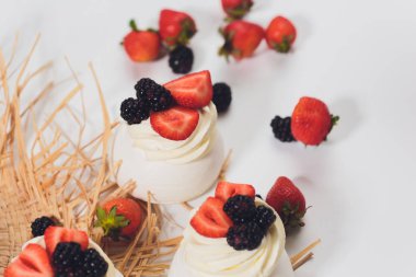 Tatlı bir beze krema ile üzerinde çilek ile.