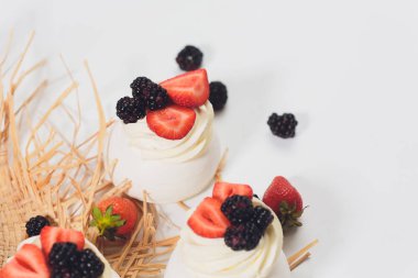 Tatlı bir beze krema ile üzerinde çilek ile.