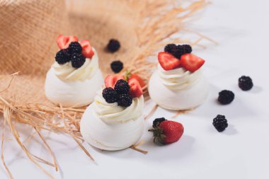 Tatlı bir beze krema ile üzerinde çilek ile.