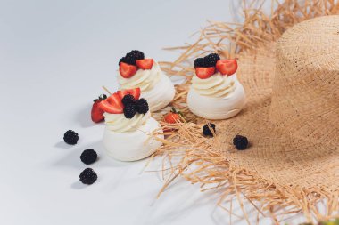 Tatlı bir beze krema ile üzerinde çilek ile.