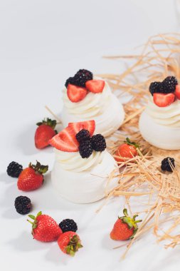 Tatlı bir beze krema ile üzerinde çilek ile.