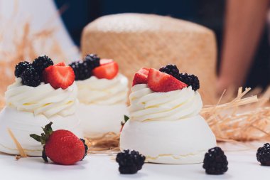 Tatlı bir beze krema ile üzerinde çilek ile.