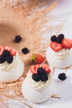 Tatlı bir beze krema ile üzerinde çilek ile.