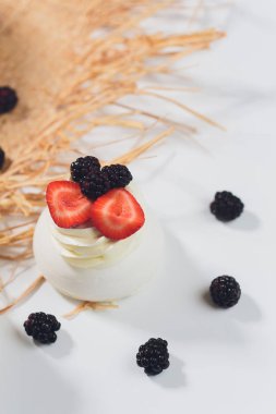 Tatlı bir beze krema ile üzerinde çilek ile.