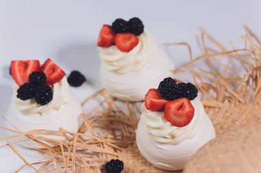 Tatlı bir beze krema ile üzerinde çilek ile.