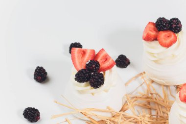 Tatlı bir beze krema ile üzerinde çilek ile.