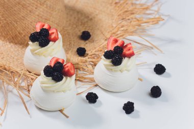 Tatlı bir beze krema ile üzerinde çilek ile.