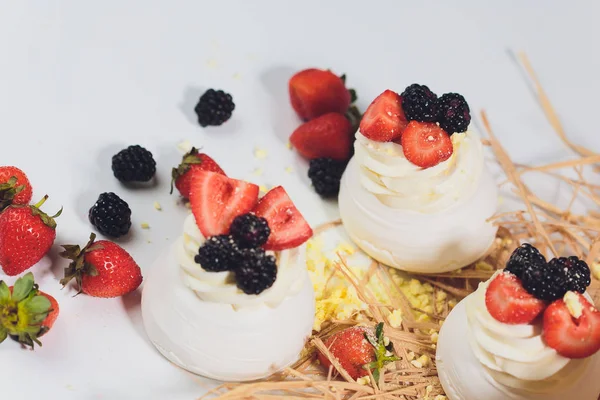 Dessert aux baies sur une meringue à la crème . — Photo