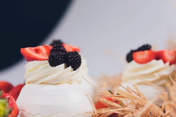 Postre con bayas en un merengue con crema . — Foto de Stock