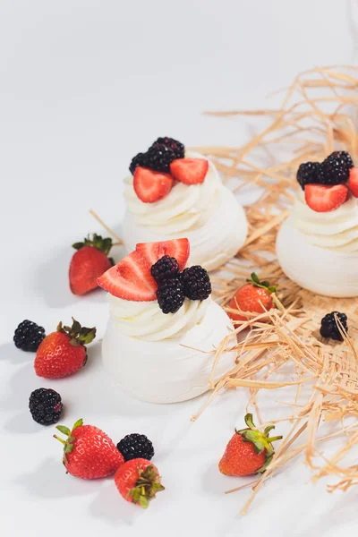 Tatlı bir beze krema ile üzerinde çilek ile.