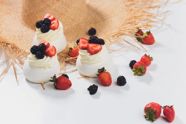 Tatlı bir beze krema ile üzerinde çilek ile.