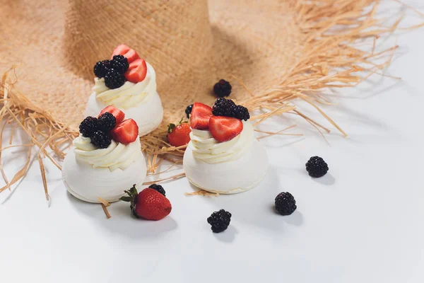 Tatlı bir beze krema ile üzerinde çilek ile.