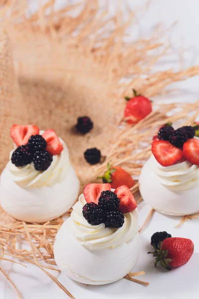 Tatlı bir beze krema ile üzerinde çilek ile.