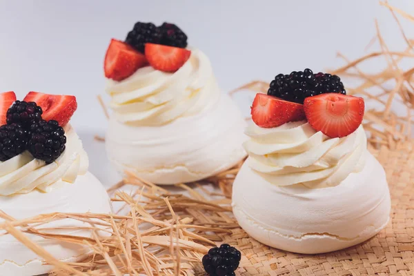 Tatlı bir beze krema ile üzerinde çilek ile.