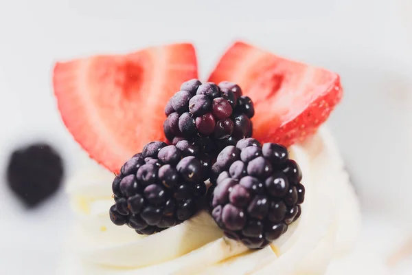 クリームとメレンゲの果実とデザート. — ストック写真