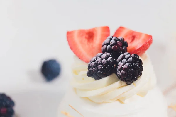 Dessert aux baies sur une meringue à la crème . — Photo